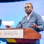 De g-d, le ministre de la Communication, Patrick Muyaya et le DG de Africa CDC, Dr Jean Kaseya.
