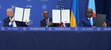 Lors de la signature de l'accord de paix à Washington le 4 décembre 2025