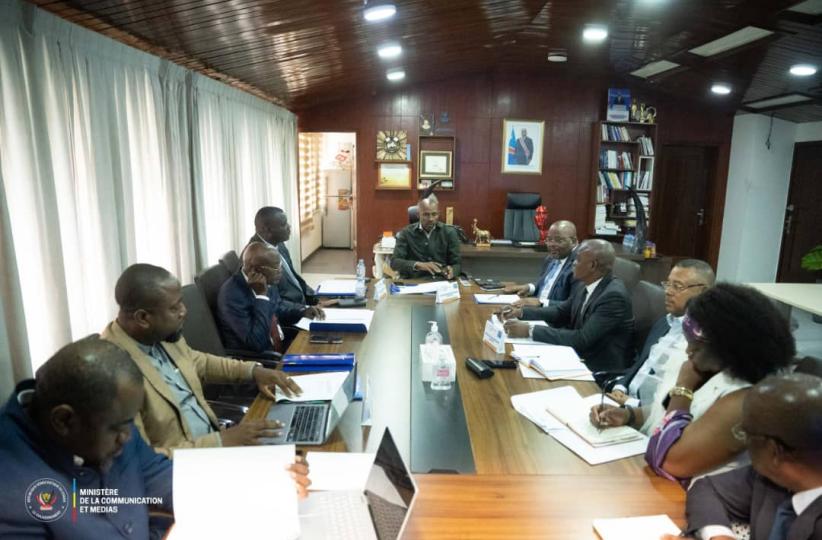 Les syndicalistes de la RTNC autour de Patrick Muyaya, ministre de la communication et des médias 