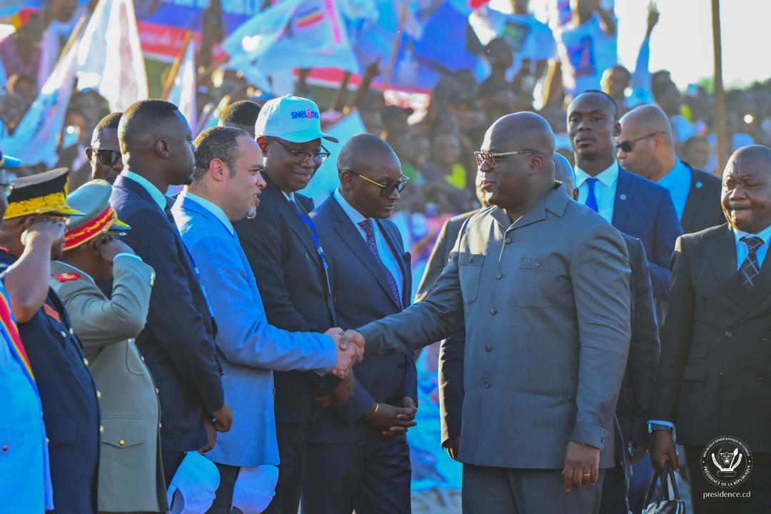 Poignée de main entre Félix Tshisekedi et le DG de la SNEL Fabrice Lusinde