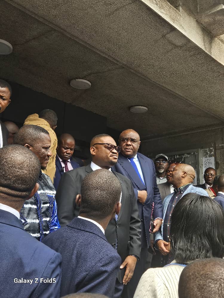 Le VPM Jean-Pierre Bemba et le ministres des Finances Doudou Fwamba devant les travailleurs de l'ONATRA