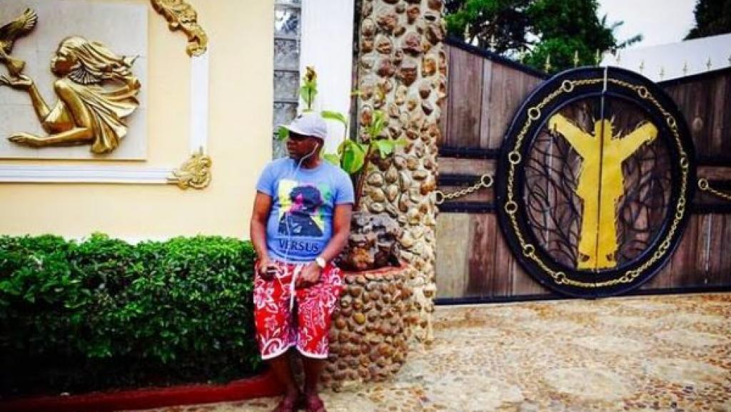 Papa Wemba devant sa résidence. Ph. Droits tiers. 