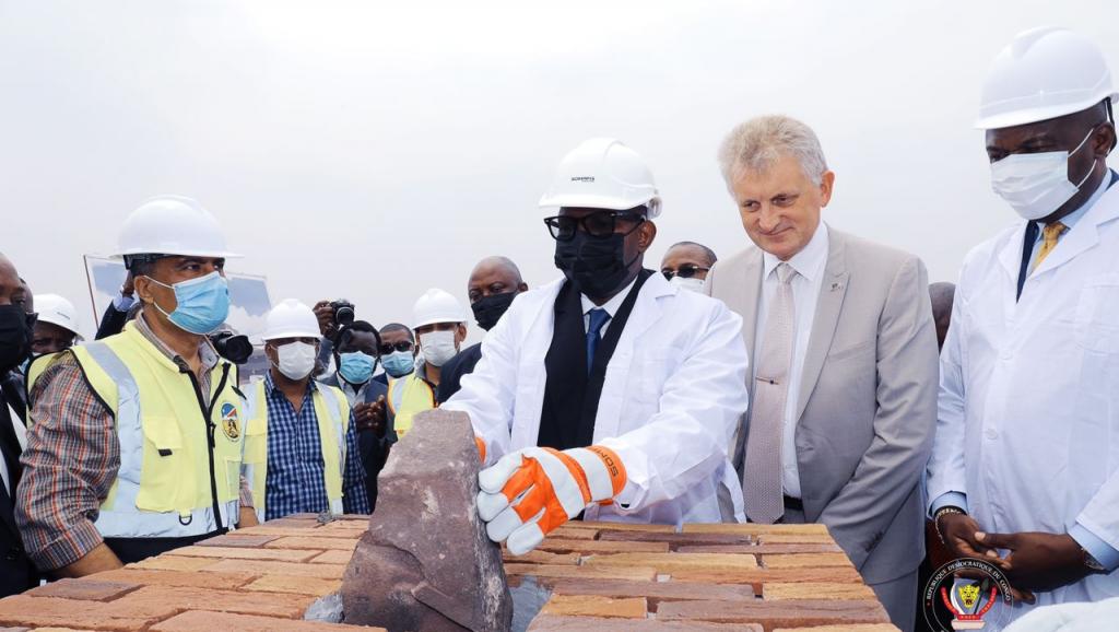 Pose de la première pierre de construction