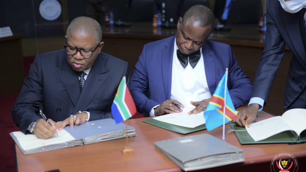 Les ministres des Transports sud-africain et congolais signant le protocole d'accord 