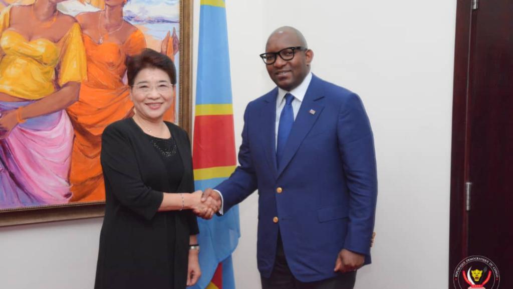 Poignée de main entre le Premier Ministre de la RDC et la Représentante spéciale du gouvernement chinois 