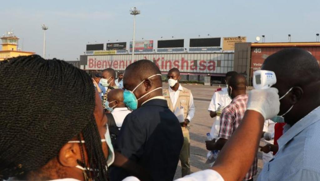 Prélèvement de température à l'aéroport de N'Djili