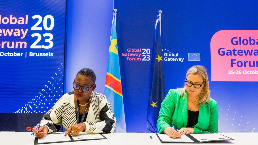 La Ministre des Mines de la RDC, Antoinette N'samba, (à gauche)posant sa signature sur cet accord 