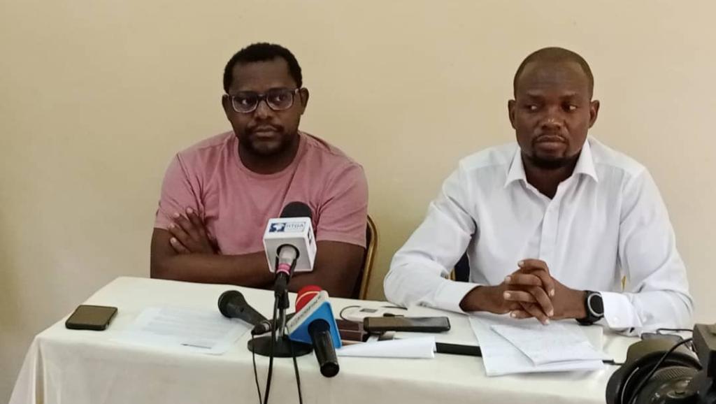 De gauche à droite, Bienvenu Matumo et Jacques Isongo, tous deux militants de la Lucha, coanimant le point de presse ce mardi 7 novembre au Cepas.