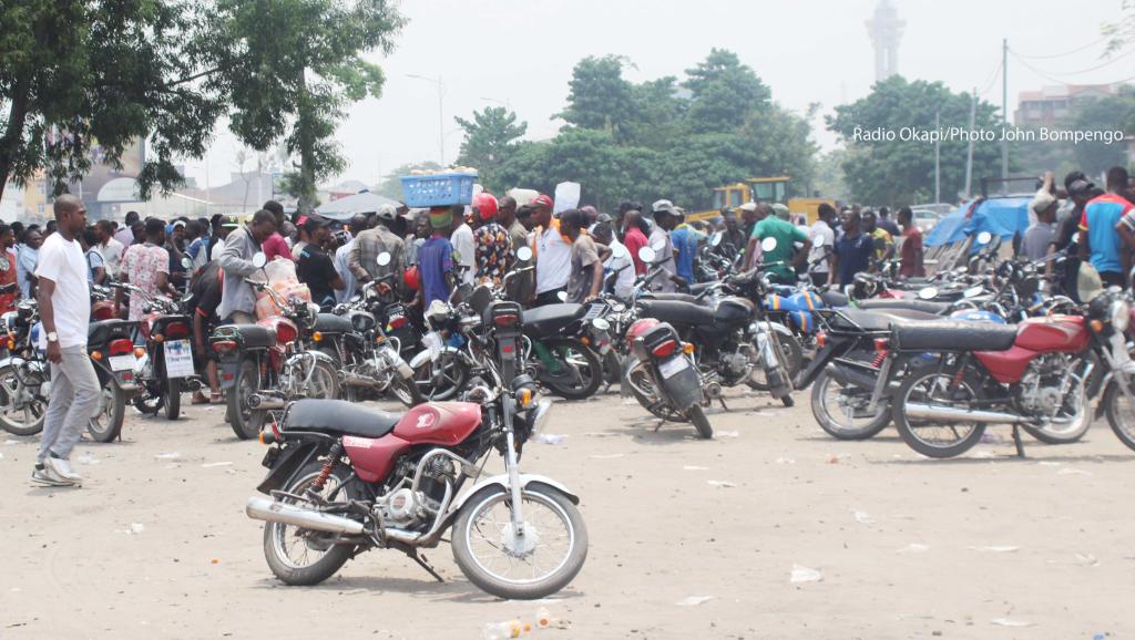 Des motocyclistes sur un parking à Kinshasa 