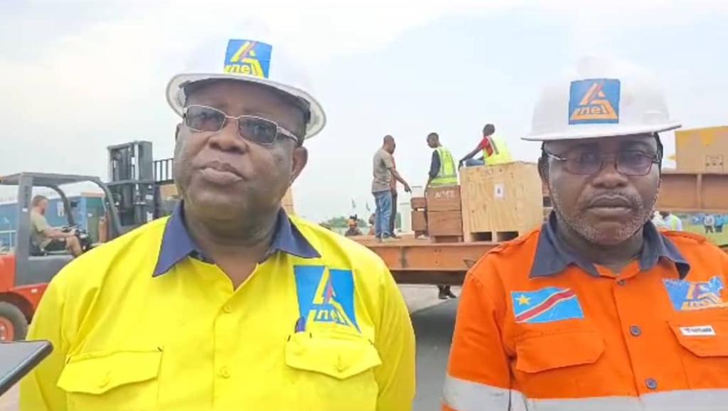 Le Directeur provincial Kitambala en jaune et Kombozi Bangala, Directeur de production de la SNEL SA Kisangani.
