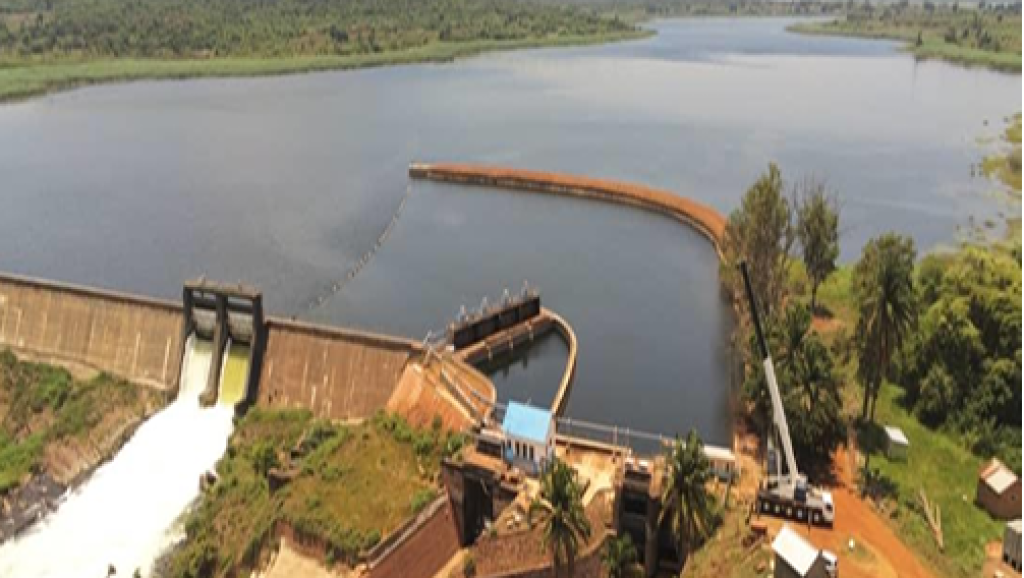Lac de retenue d'eau sur la rivière Lufira et le Barrage de Mwadingusha. Photo d'illustration