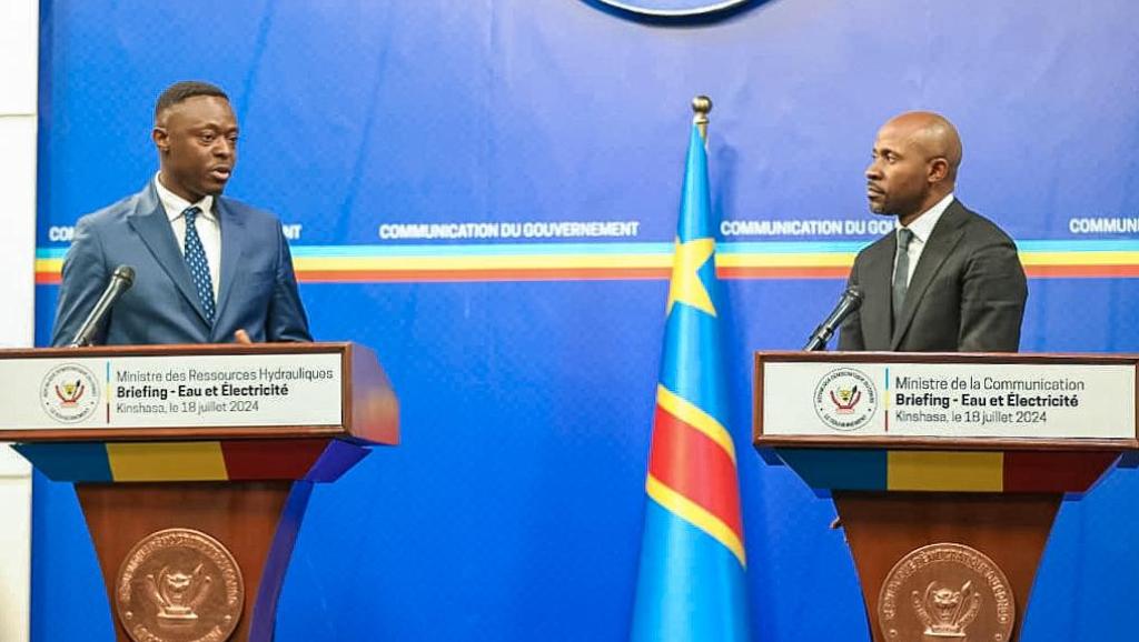 Le ministre des Ressources hydrauliques et Electricité, Teddy LWAMBA,  et le ministre de la communication et médias, Patrick Muyaya, lors du Briefing 