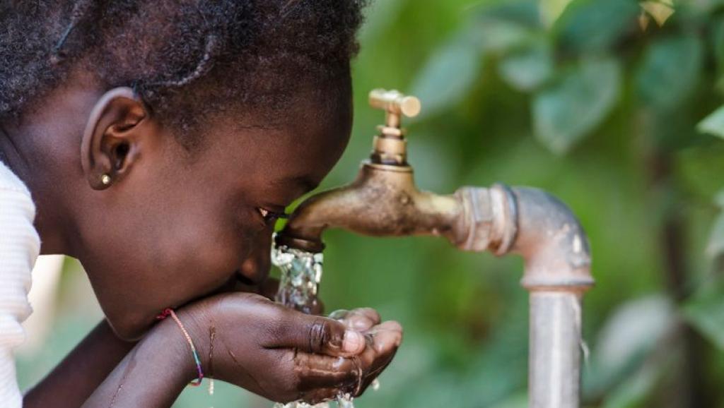 Une enfant buvant l'eau de la Regideso. Photo d'illustration 