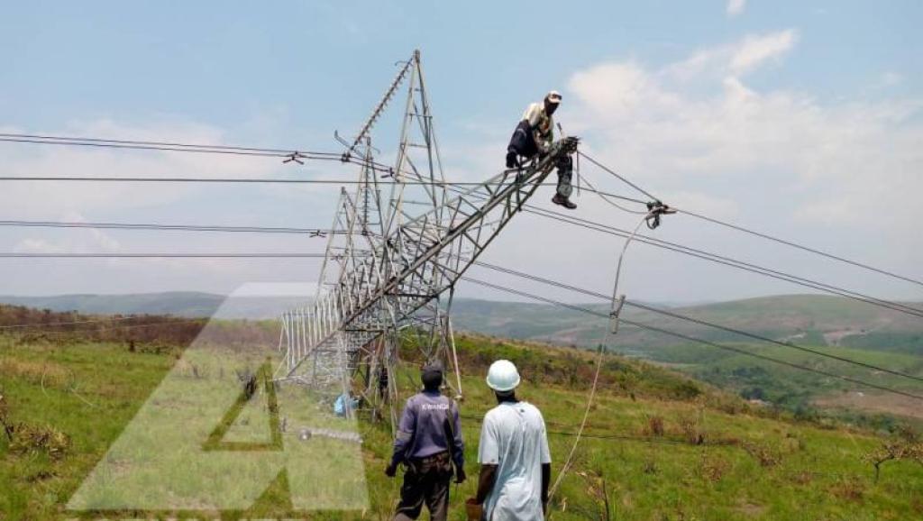 Des agents de la SNEL en intervention sur une ligne haute tension. Photo d'illustration