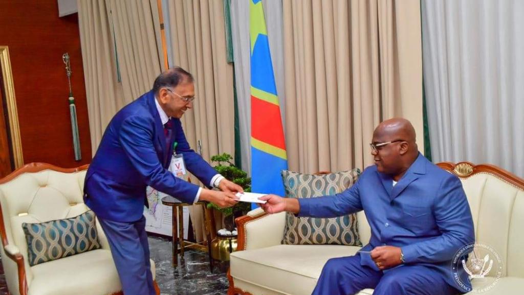 Le président de la République Félix Tshisekedi recevant l'invitation pour l'inauguration de la nouvelle usine de PEPSI à Kinshasa 