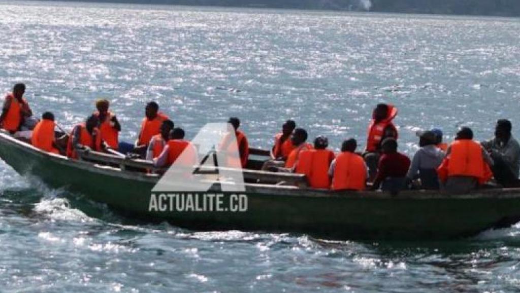 Une pirogue à moteur sur le lac. Photo d'illustration