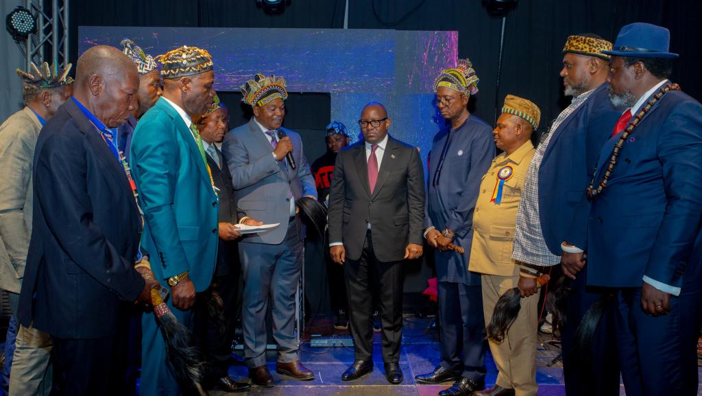 Le président du Sénat Sama Lukonde avec les chefs coutumiers du Katanga 