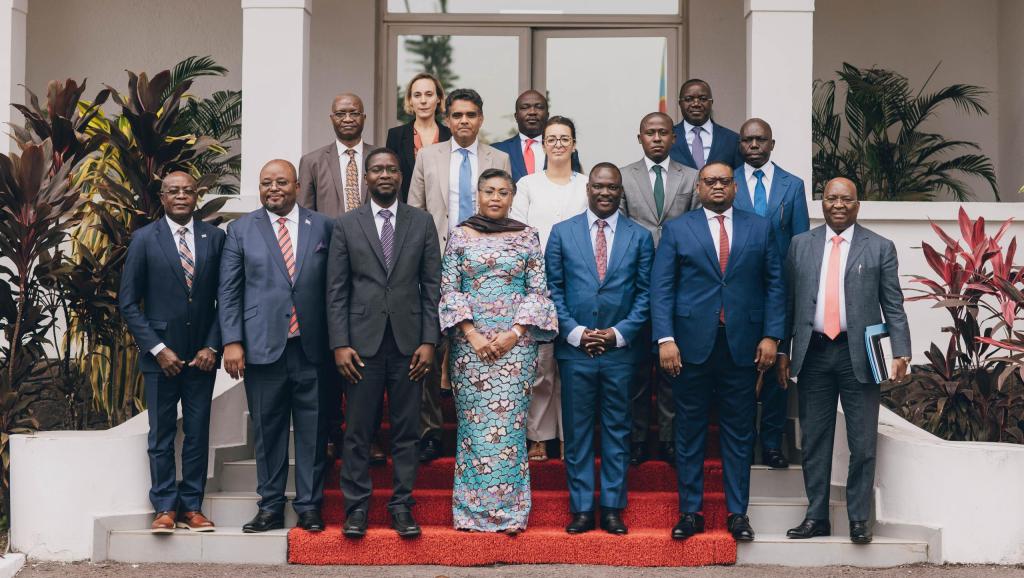 La PM Judith Suminwa posant avec l'équipe du FMI et les  membres du Gouvernement 