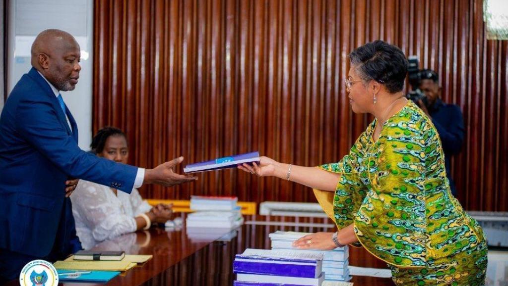 La PM Judith Suminwa remettant le Projet de loi de Finances 2025 entre les mains du président de l'Assemblée nationale Vital Kamerhe 