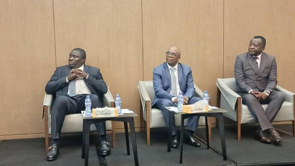 De g. à dr., le DG de VIDERAY Congo, Patrick Mfueni, le SG à l'Industrie, Parfait Ntabala, et le DG de l'OCC, Etienne Tshimanga