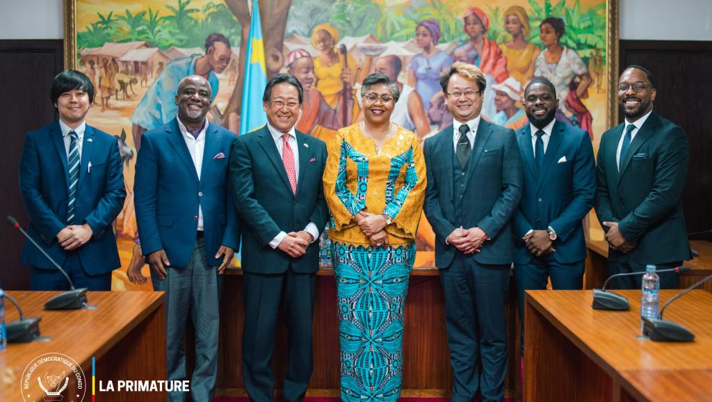 La Première ministre Judith Suminwa posant avec la délégation d'AML Group 