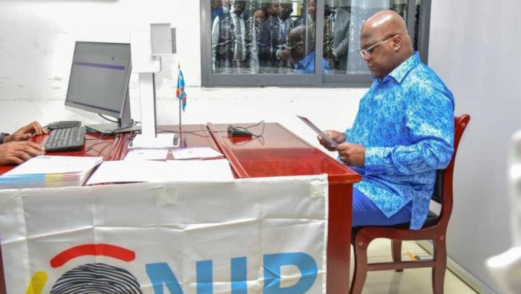 Félix Tshisekedi recevant sa carte d'identité à l'ONIP