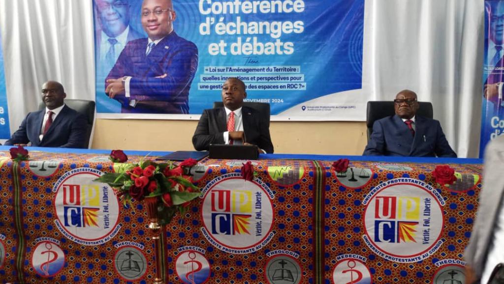 Au milieu, Guy Mboyo, ministre congolais de l'aménagement du territoire