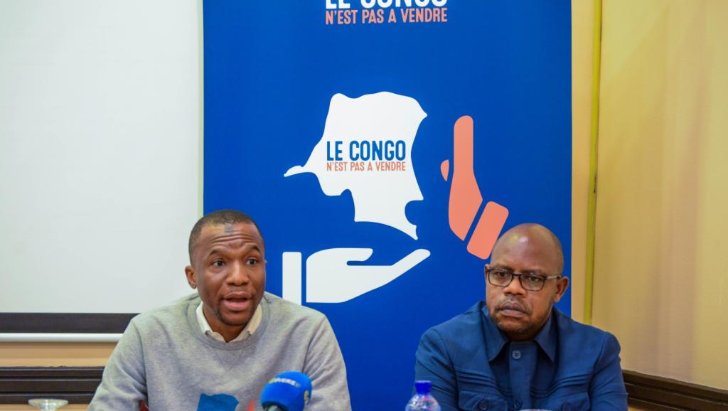 Les membres du CNPAV Jimmy Kande et Jimmy Munguriek , lors d'une conférence de presse à Kinshasa