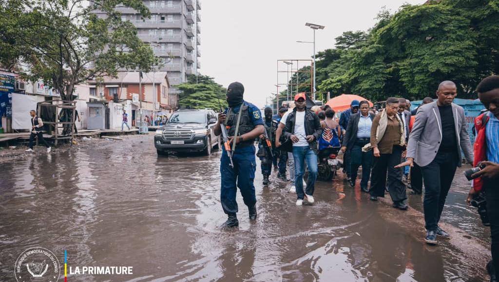 Judith Suminwa en visite des travaux de construction des routes à Kinshasa 