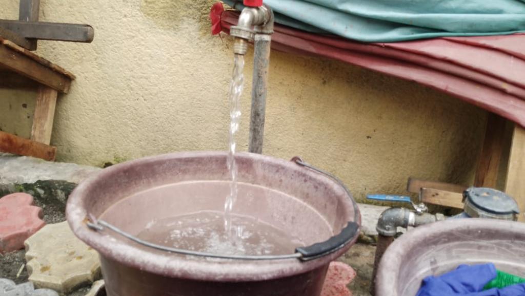 L'eau coulant au robinet. Photo d'illustration. 