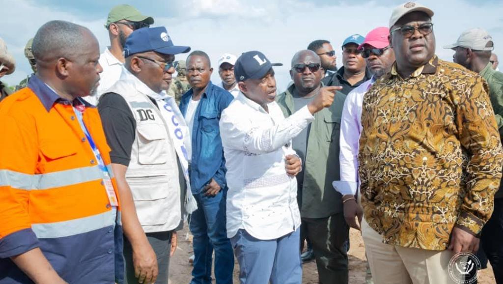 Alexis Gisaro et Félix Tshisekedi visitant la route Kananga-Kalambambuji