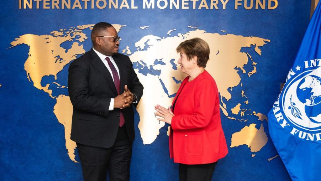 Doudou Fwamba, ministre congolais des Finances et avec Kristalina Georgieva, directrice générale du Fonds monétaire international (FMI), à Washington