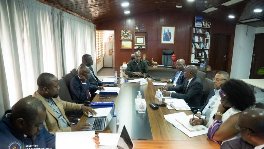 Les syndicalistes de la RTNC autour de Patrick Muyaya, ministre de la communication et des médias 