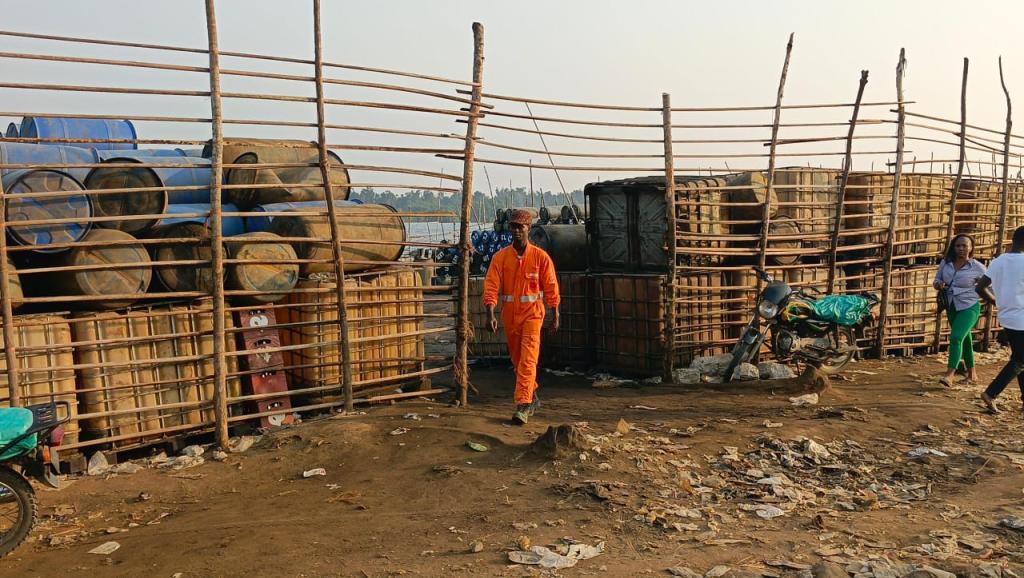 Photo d'illustration :Site de transit du carburant illicite à Moanda