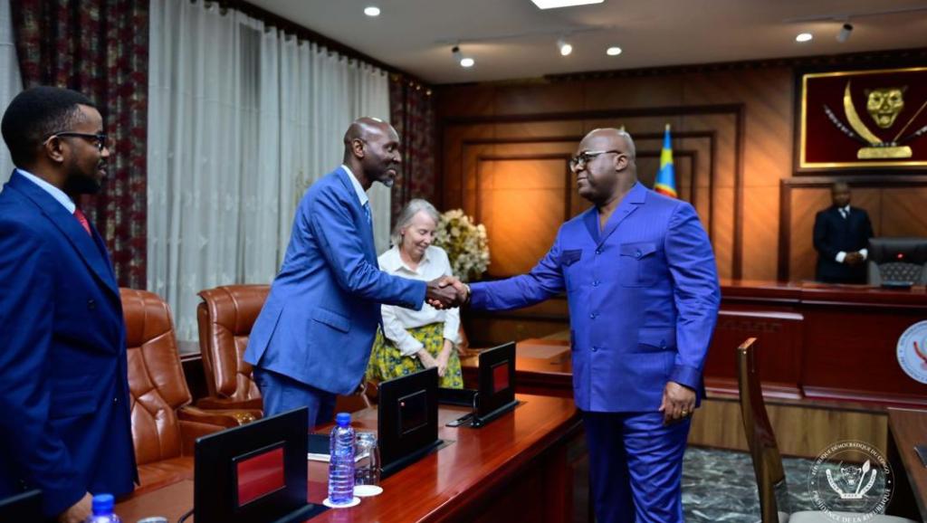 Félix Tshisekedi serrant la main du DG de Kobold metals
