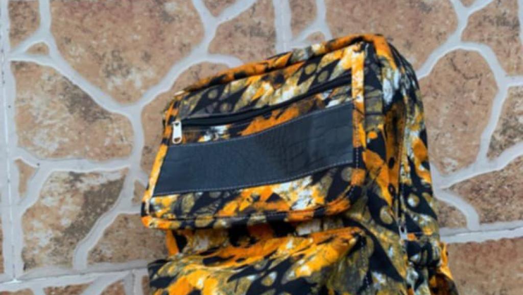 Illustration d'un sac à dos fabriqué en pagne