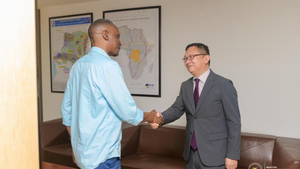 Photo du nouveau ministre d'Infrastructures et l'ambassadeur chinois en RDC lors de leur rencontre