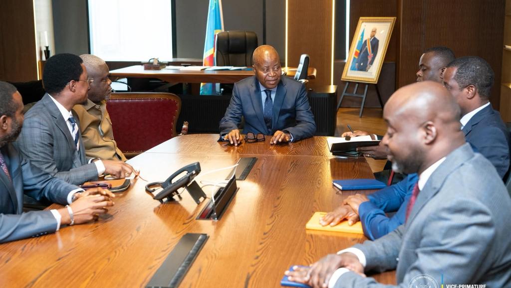 Le ministre du Budget Adolphe Muzito et les élus provinciaux ce mardi 9 septembre 2025