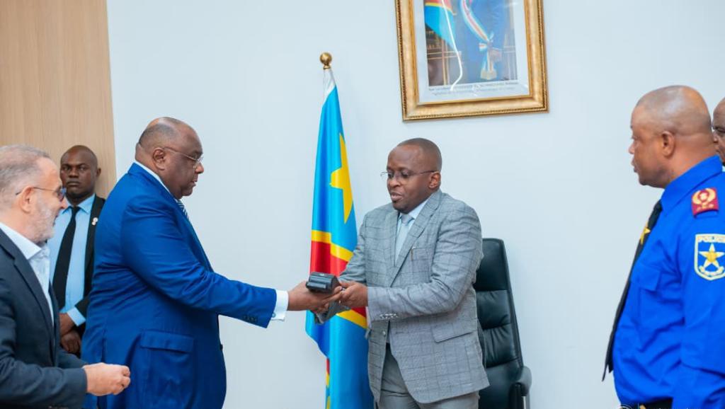 Le ministre de l'Intérieur, Jacquemin Shabani, et le ministre de Transports, Jean-Pierre Bemba lors de la remise du dispostif de verification de permis de conduire à Kinshasa