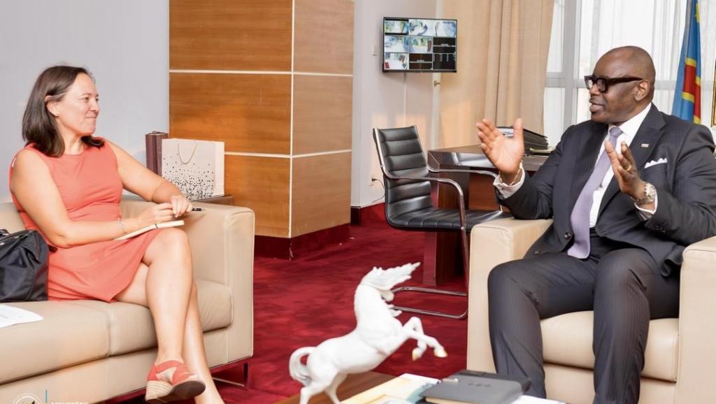 Le ministre de Mines, Louis Watum et l'ambassadrice belge en RDC, Roxane de Bilderling, photo prise lors leur échange