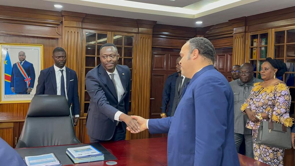 Teddy Lwamba et Fabrice Lusinde, respectivement directeur général entrant et sortant, lors de la remise et reprise ce jeudi à Kinshasa 