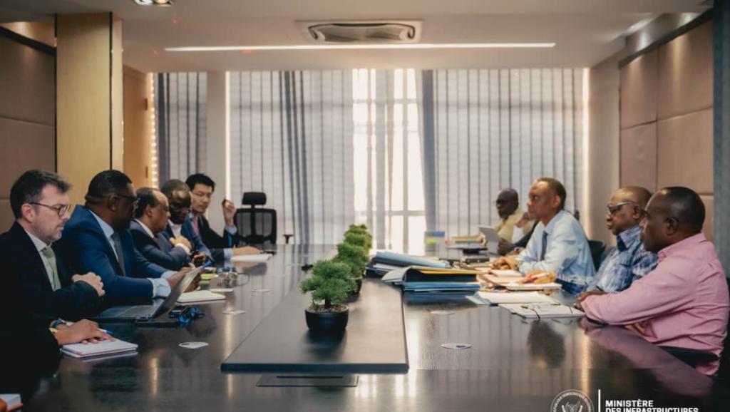 Lors de la rencontre entre le ministre d'Infrastructures, John Banza, et la délégation de la Banque mondiale ce vendredi 5 septembre 2025 à Kinshasa