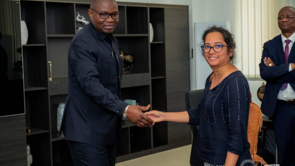 Le ministre Julien Paluku et Poorva Karkare du Centre Européen de Gestion des Politiques lors de leur tête-à-tête à Kinshasa