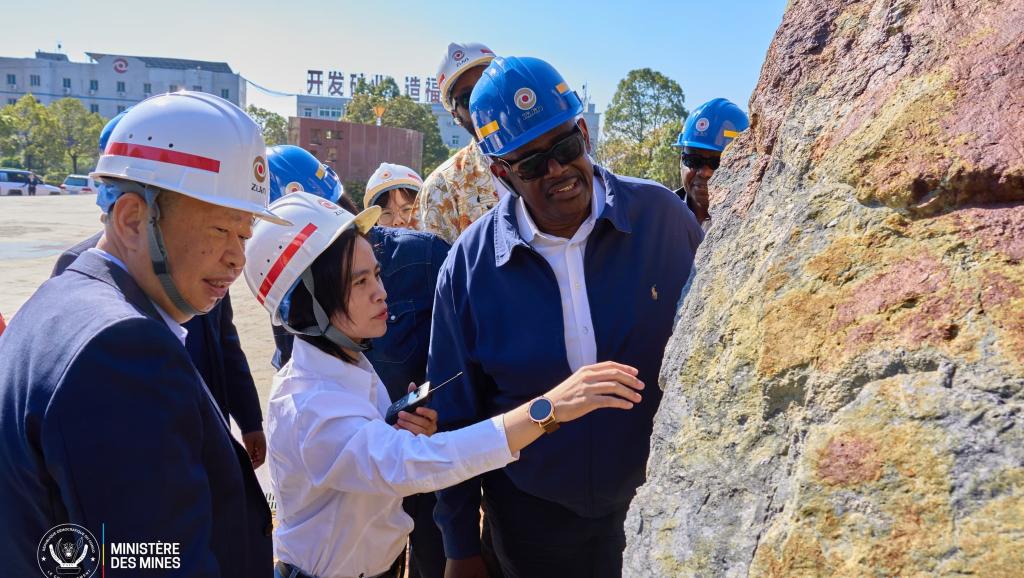 Louis Watum, ministre de Mines à Pékin, en Chine, avec les responsables de Zijin Mining Group