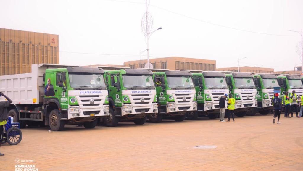 100 camions-bennes remis au gouvernorat de la ville-province de Kinshasa pour l'assainissement de la capiale congolaise