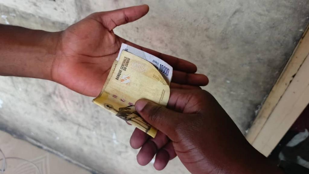 Perception de l'argent à la main 