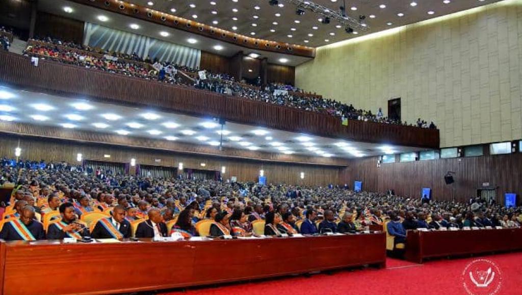 Les deux chambres réunies en congrès lundi 8 décembre 2025 pour le discours sur l'état de la nation 
