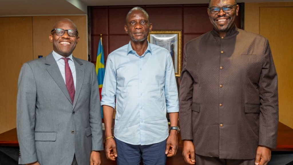 La délégation de la Banque mondiale et le ministre des Infrastructures et Travaux publics 