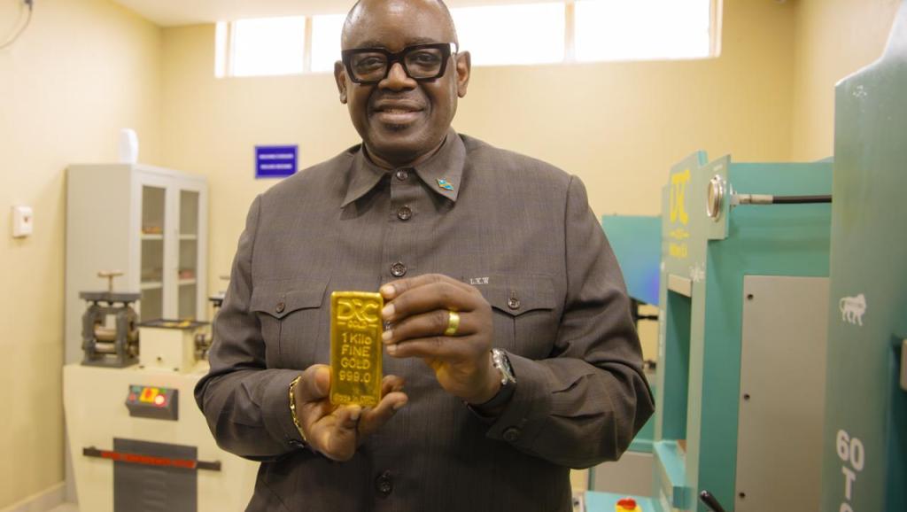 Louis Watum dans l'usine de raffinerie de l'or 