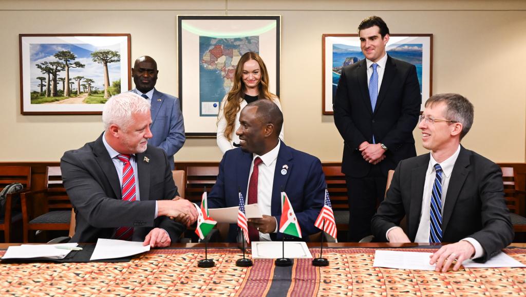 Washington, 10 mars 2026. Le ministre burundais des Ressources minières Hassan Kibeya (au centre) serre la main de Chris Showalter, directeur général de Lifezone Metals (à gauche), en présence de Christopher Kulukundis (à droite), conseiller spécial au bureau des affaires africaines du département d'État américain. La cérémonie, organisée au département d'État, a également vu la signature d'un mémorandum d'entente entre le Burundi et KoBold Metals portant sur la numérisation des archives géoscientifiques